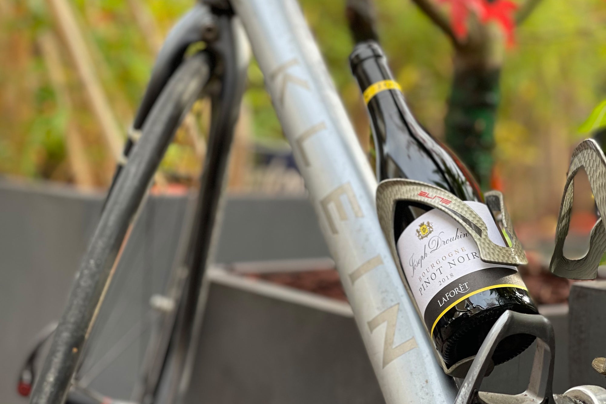 0.375 Liter Halbflasche Rotwein Bourgogne Pinot Noir Laforêt von 2018 steckt in einem Rennradgetränkehalter.